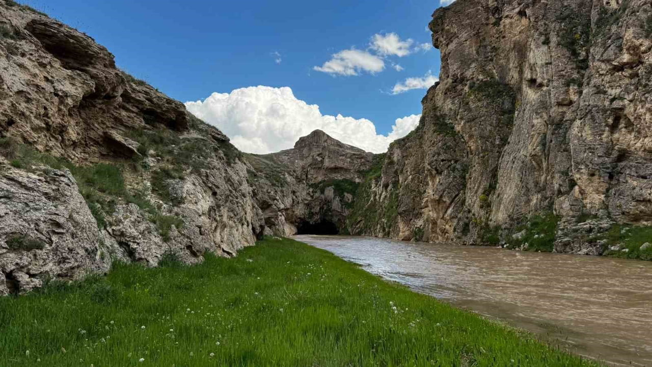 DİYADİN KANYONU’NUN DOĞAL GÜZELLİĞİ DRONE İLE GÖRÜNTÜLENDİ