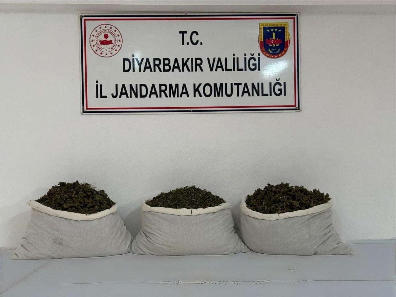 DİYARBAKIR'DA 107 KİLO ESRAR MADDESİ ELE GEÇİRİLDİ.