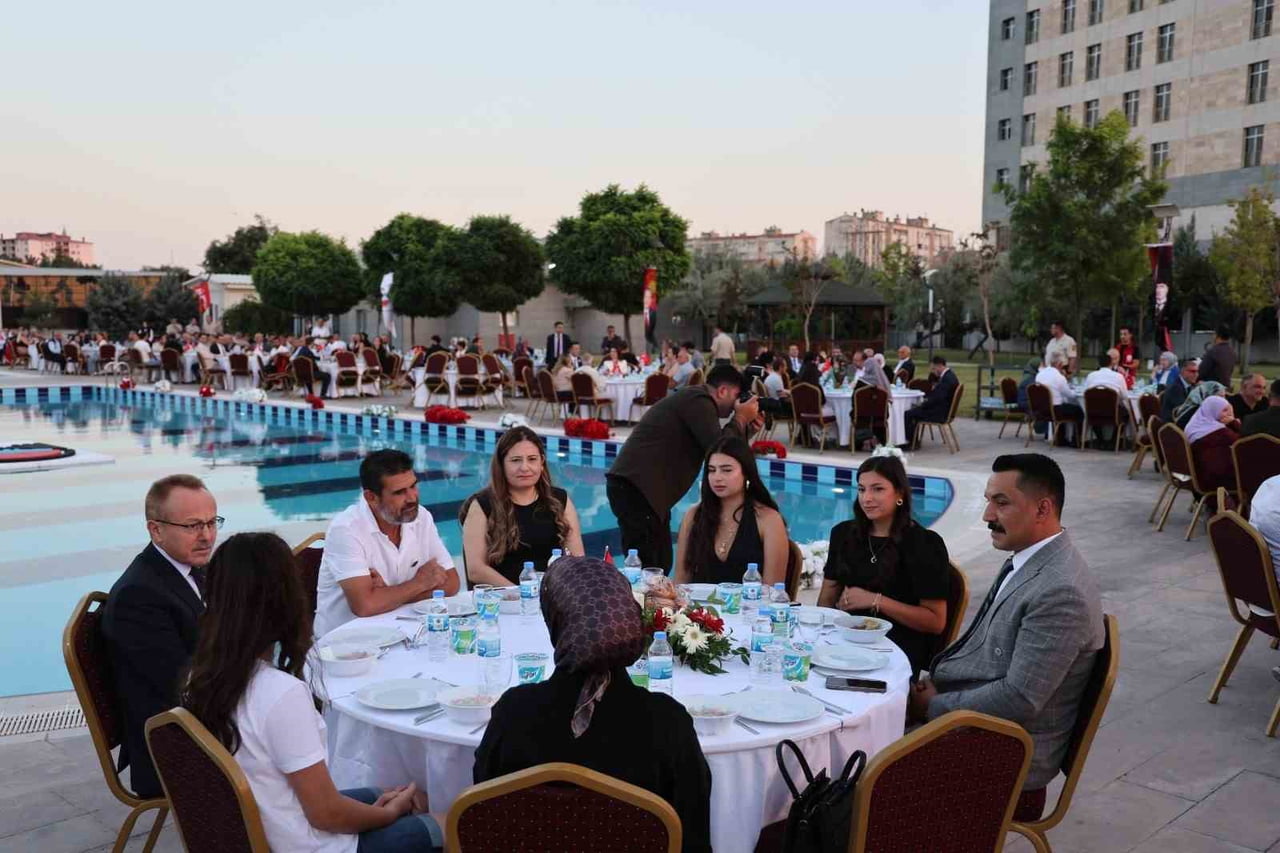 DİYARBAKIR'DA, 15 TEMMUZ DEMOKRASİ VE MİLLİ BİRLİK GÜNÜ NEDENİYLE ŞEHİT AİLELERİ VE GAZİLER...