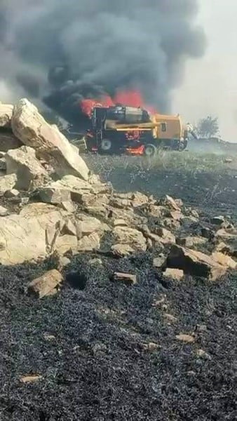 DİYARBAKIR'DA BİÇERDÖVER HENÜZ BİLİNMEYEN BİR NEDENLE ALEV ALDI.