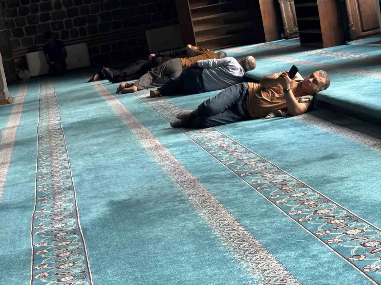DİYARBAKIR'DA HAVA SICAKLARIN ARTMASI İLE BİRLİKTE VATANDAŞLAR, BAŞTA CAMİLER OLMAK ÜZERE SERİN...