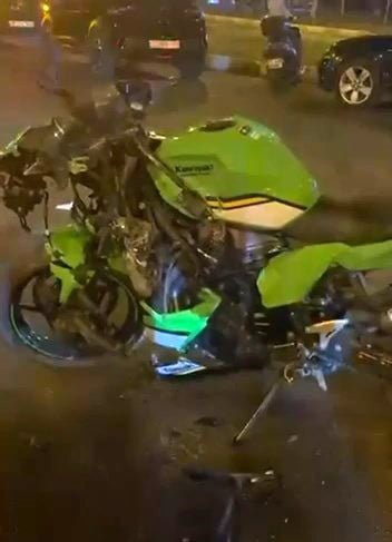 DİYARBAKIR'DA MOTOSİKLETİN YOLA SAVRULDUĞU KAZADA SÜRÜCÜ YARALANDI.
