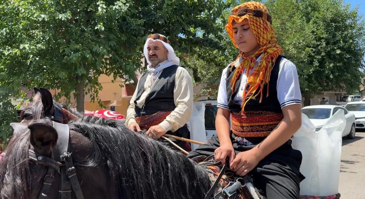 DİYARBAKIR'DA YAŞAYAN 55 YAŞINDAKİ "BUZCU BABA" LAKAPLI AHMET AKDEMİR, 46 YILDIR ATÖLYESİNDE...