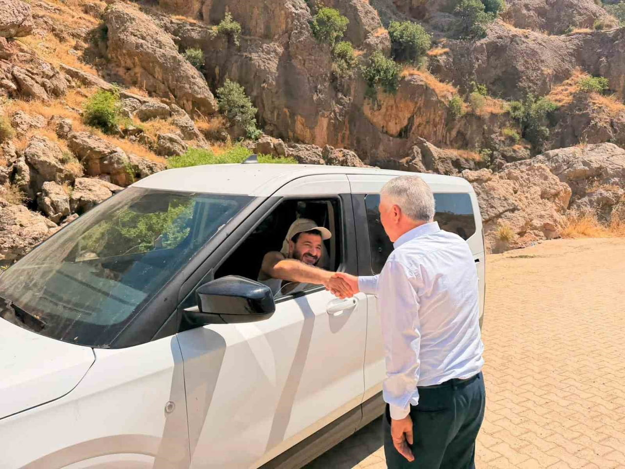DİYARBAKIR'IN ÇERMİK İLÇE BELEDİYE BAŞKANI ŞEHMUS KARAMEHMETOĞLU, KENTTEKİ TURİSTLERLE BİR ARAYA...