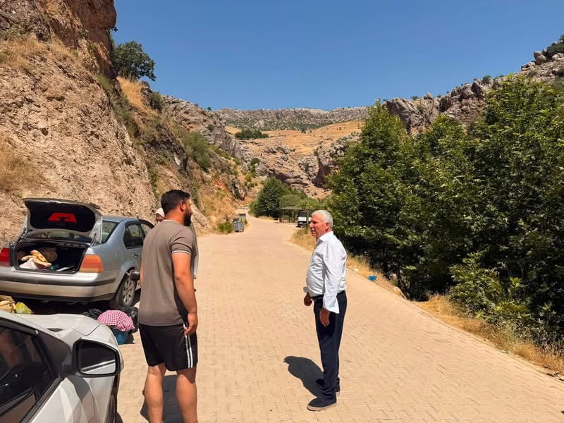 DİYARBAKIR'IN ÇERMİK İLÇE BELEDİYE BAŞKANI ŞEHMUS KARAMEHMETOĞLU, KENTTEKİ TURİSTLERLE BİR ARAYA...