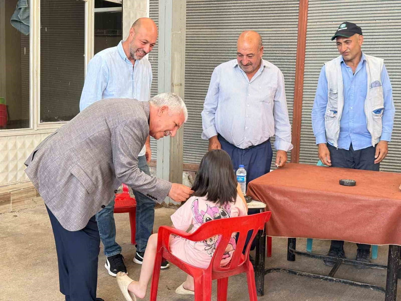 DİYARBAKIR'IN ÇERMİK İLÇE BELEDİYE BAŞKANI ŞEHMUS KARAMEHMETOĞLU, VATANDAŞLARLA BİR ARAYA...