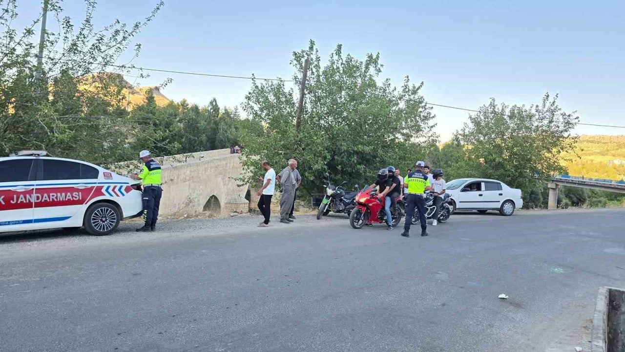 DİYARBAKIR'IN ÇERMİK İLÇESİNDE, JANDARMA EKİPLERİ TARAFINDAN TRAFİK DENETİMİ...