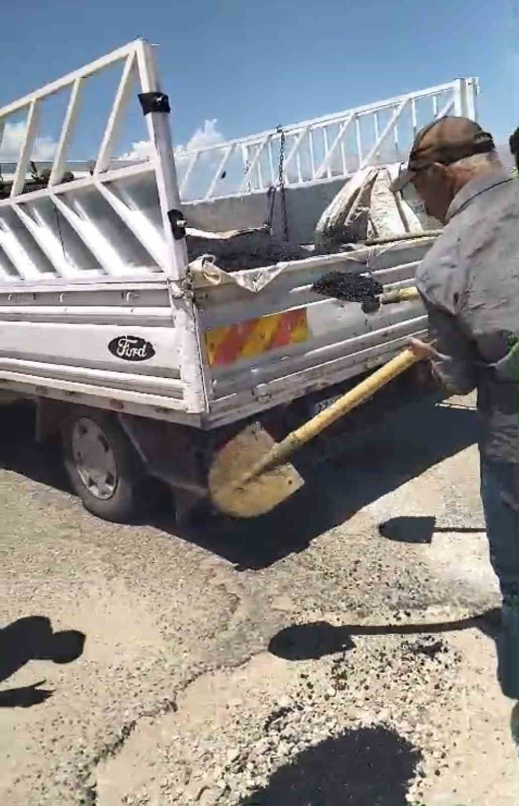 DİYARBAKIR'IN ÇERMİK İLÇESİNDE PAMUKLU MAHALLE YOLU MUHTAR VE MAHALLE SAKİNLERİ TARAFINDAN...