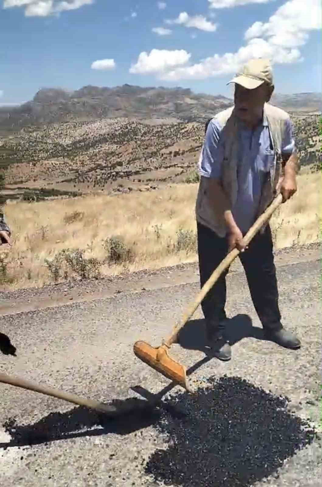 DİYARBAKIR'IN ÇERMİK İLÇESİNDE PAMUKLU MAHALLE YOLU MUHTAR VE MAHALLE SAKİNLERİ TARAFINDAN...