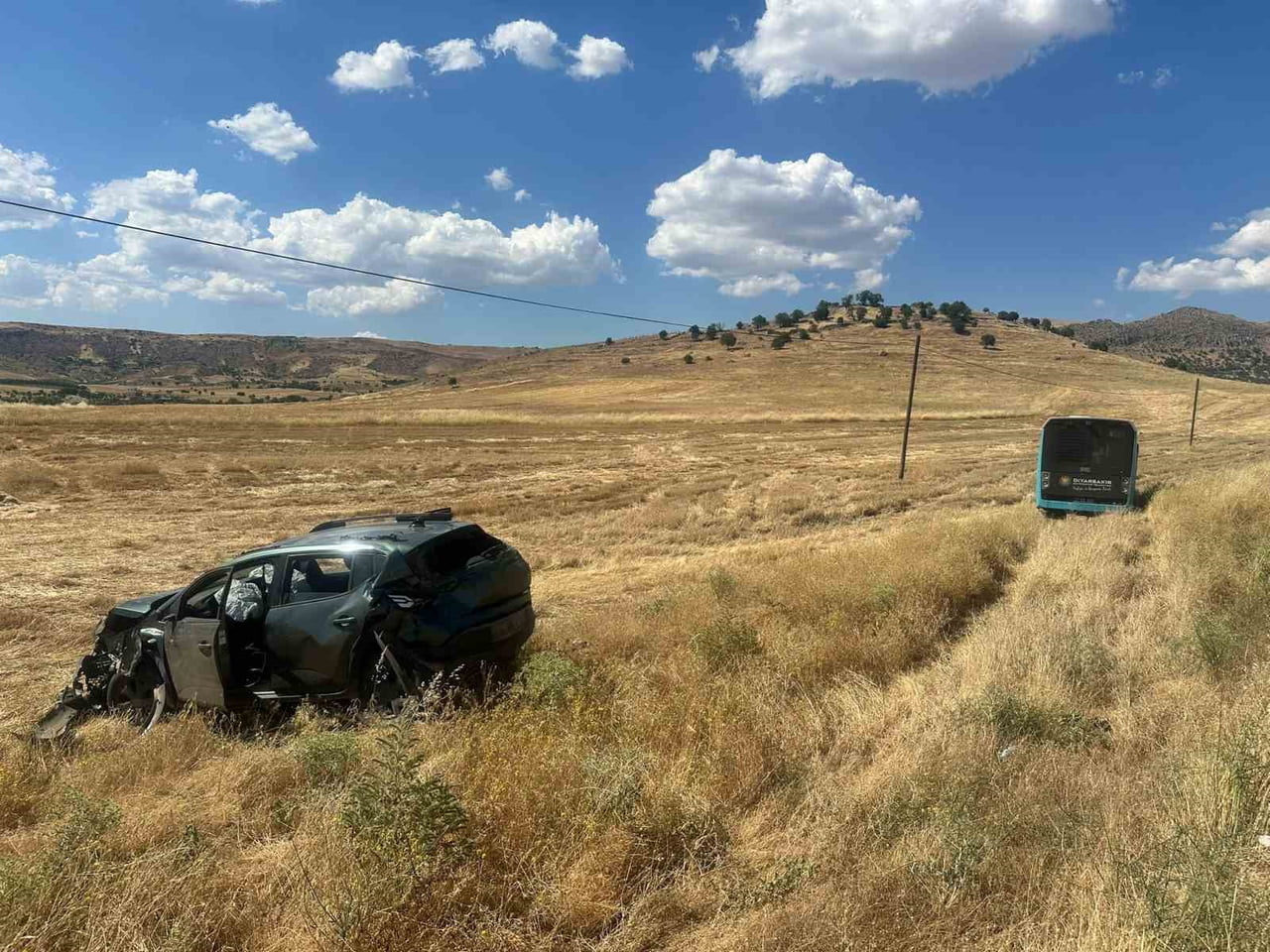 DİYARBAKIR'IN ÇERMİK İLÇESİNDE YOLCU OTOBÜSÜ İLE OTOMOBİLİN SÜRÜCÜSÜ, ÇARPIŞMAMAK İÇİN DİREKSİYON...