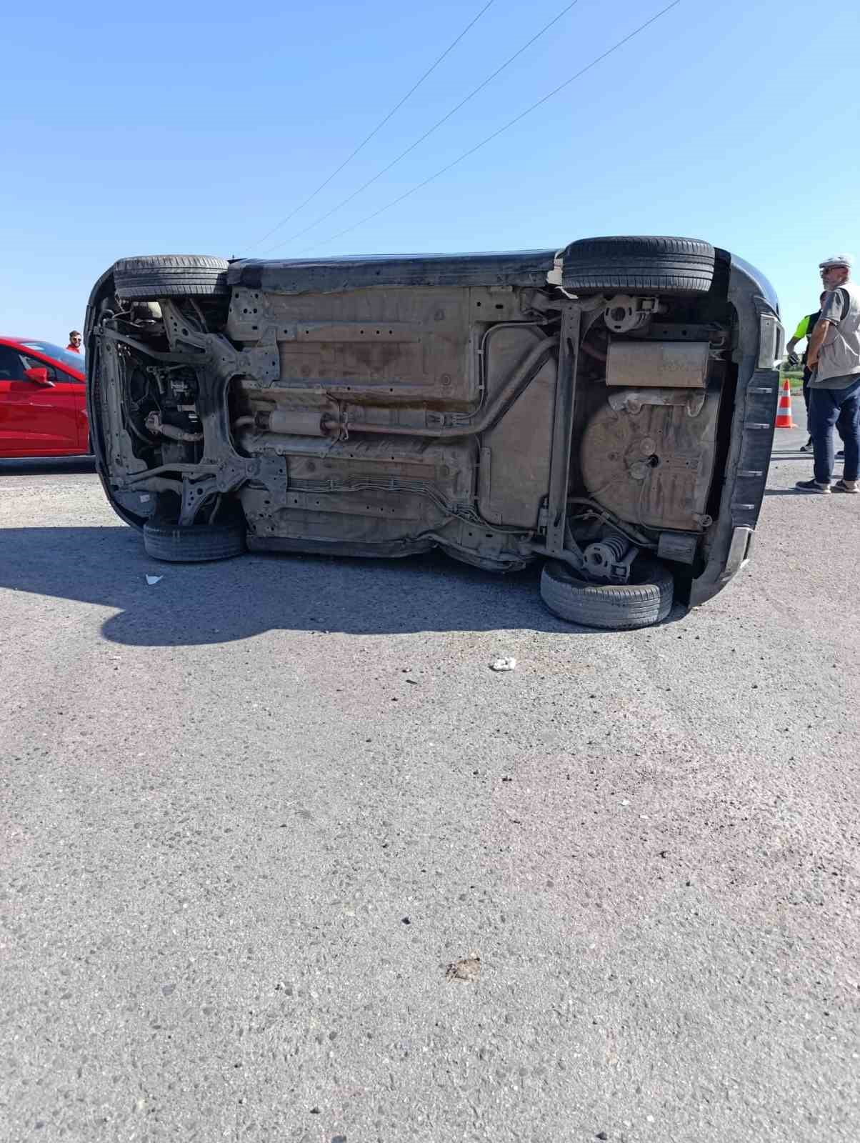 DİYARBAKIR'IN ÇINAR İLÇESİNDE İKİ OTOMOBİLİN ÇARPIŞMASI SONUCU MEYDANA GELEN TRAFİK KAZASINDA 3...