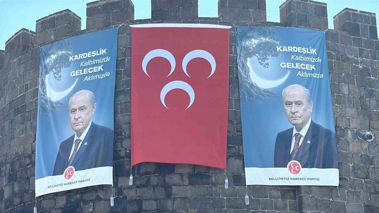 DİYARBAKIR'IN DAĞKAPI BURCUNA MİLLİYETÇİ HAREKET PARTİSİ (MHP) GENEL BAŞKANI DEVLET BAHÇELİ'NİN DE...