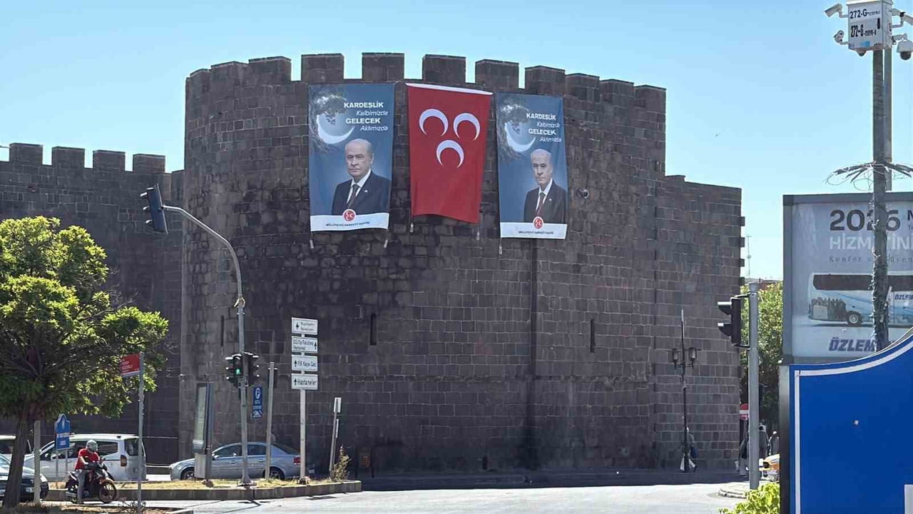 DİYARBAKIR'IN DAĞKAPI BURCUNA MİLLİYETÇİ HAREKET PARTİSİ (MHP) GENEL BAŞKANI DEVLET BAHÇELİ'NİN DE...