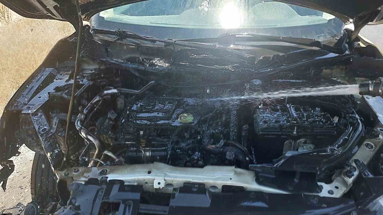 DİYARBAKIR'IN ERGANİ İLÇESİNDE SUV TİPİ ARAÇ YANARAK KULLANILAMAZ HALE GELDİ.