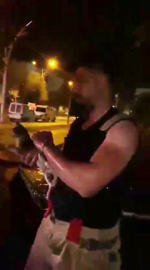 DİYARBAKIR'IN KAYAPINAR İLÇESİNDE BİR BÜFEDE ÇIKAN YANGIN SONUCU MAHSUR KALAN KEDİ, İTFAİYE...