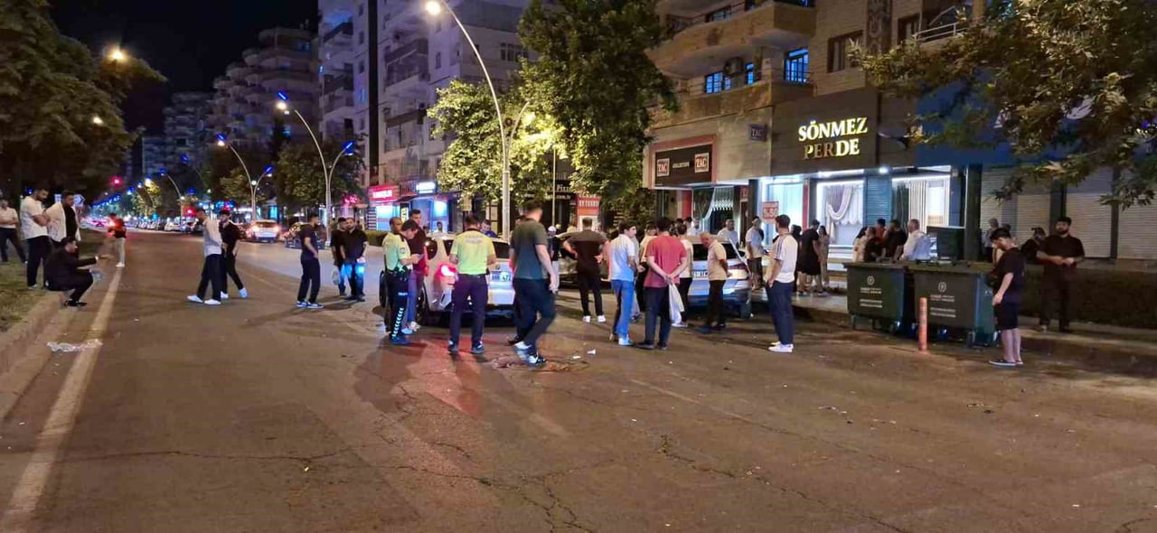 DİYARBAKIR'IN MERKEZ KAYAPINAR İLÇESİNDE İKİ OTOMOBİLİN ÇARPIŞMASI SONUCU 5 KİŞİ...