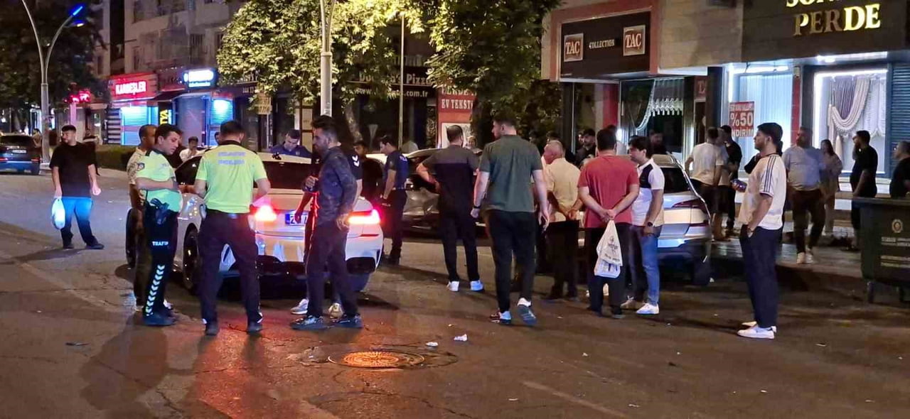 DİYARBAKIR'IN MERKEZ KAYAPINAR İLÇESİNDE İKİ OTOMOBİLİN ÇARPIŞMASI SONUCU 5 KİŞİ...
