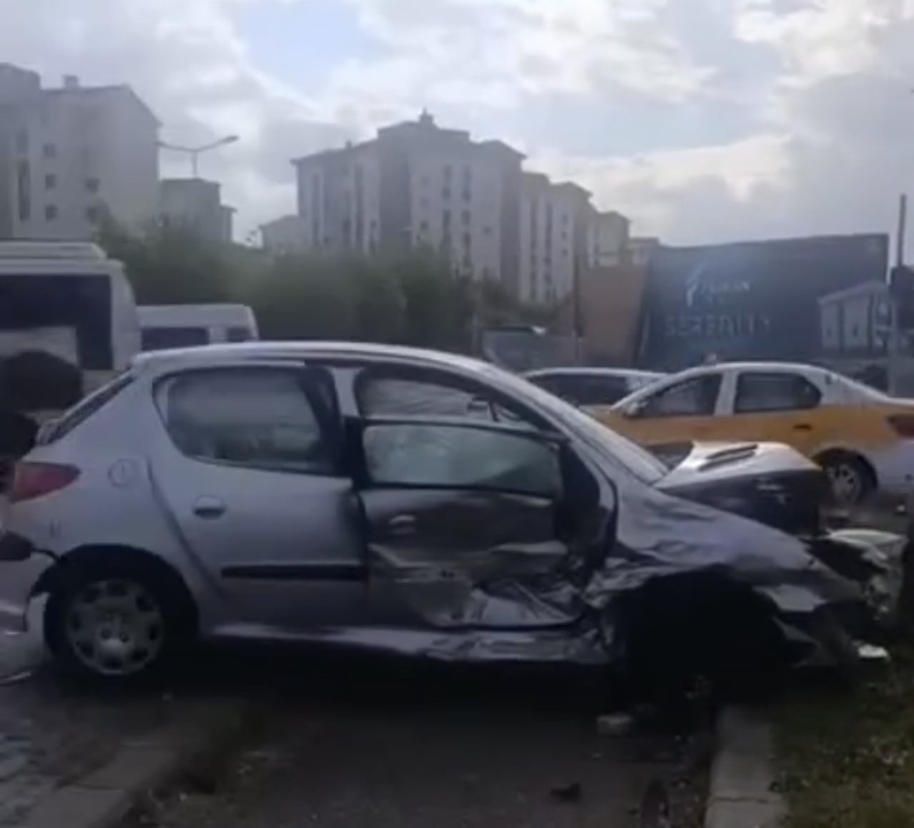 DİYARBAKIR'IN MERKEZ KAYAPINAR İLÇESİNDE İKİ OTOMOBİLİN ÇARPIŞTIĞI KAZADA 3 KİŞİ...