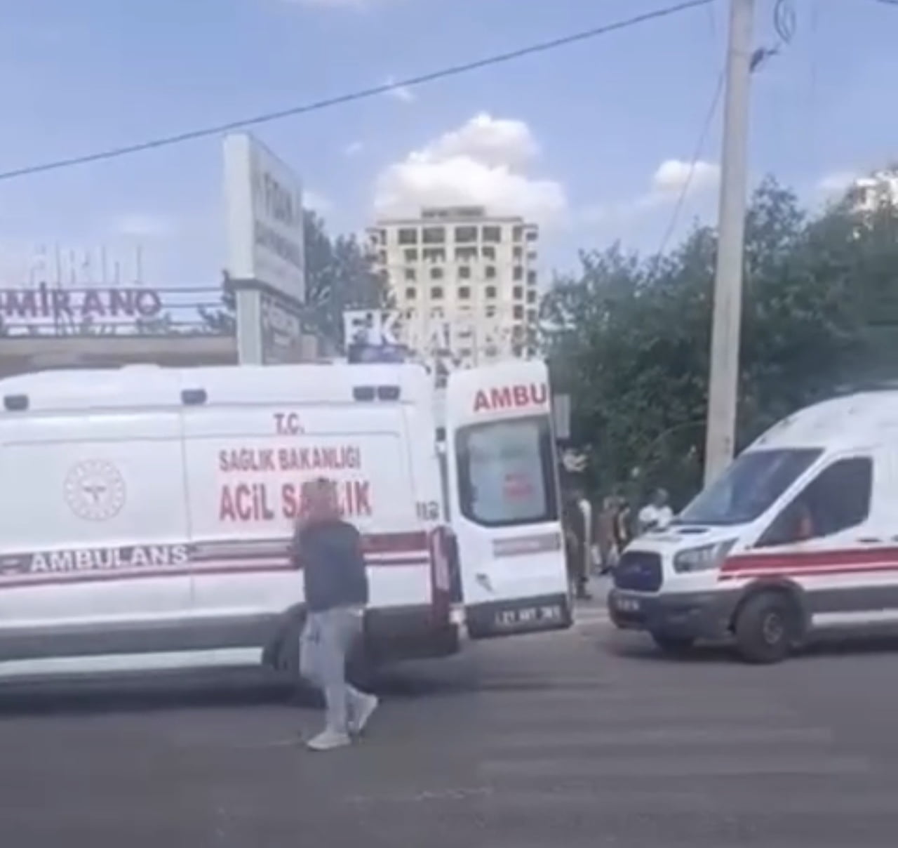 DİYARBAKIR'IN MERKEZ KAYAPINAR İLÇESİNDE İKİ OTOMOBİLİN ÇARPIŞTIĞI KAZADA 3 KİŞİ...