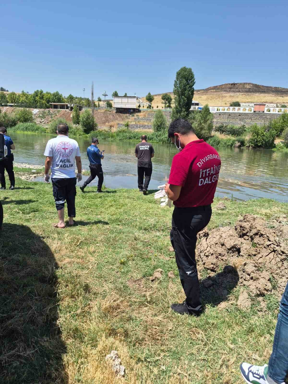 DİYARBAKIR'IN MERKEZ SUR İLÇESİNDE DİCLE NEHRİ'NDE BİR KİŞİNİN CANSIZ BEDENİ BULUNDU.