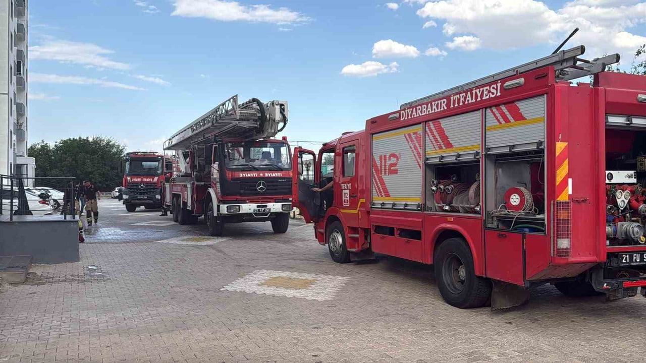 DİYARBAKIR'IN MERKEZ YENİŞEHİR İLÇESİNDE EVDE ÇIKAN YANGINDA 1 KİŞİ DUMANDAN ETKİLENDİ.