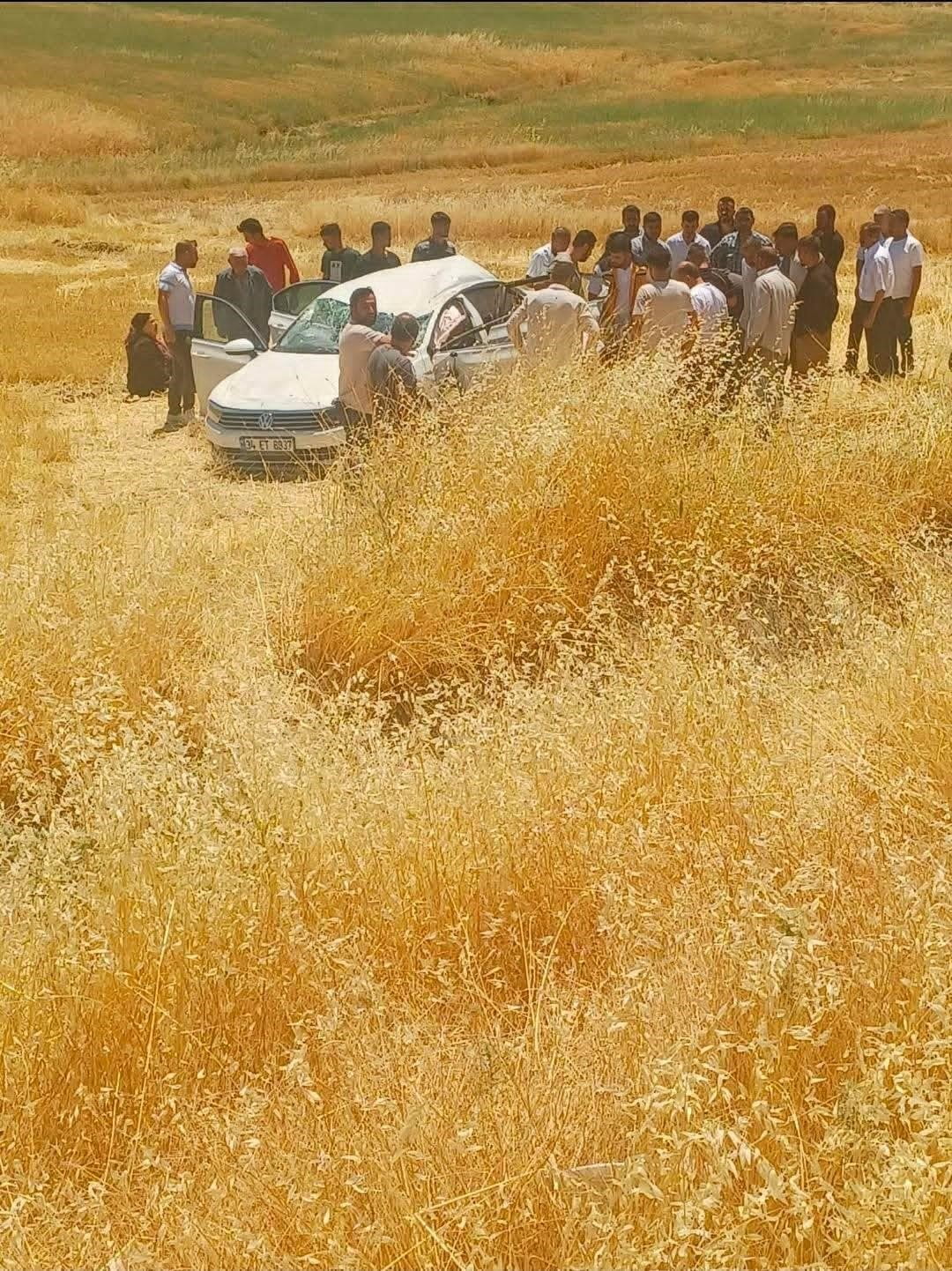 DİYARBAKIR'IN SİLVAN İLÇESİNDE OTOMOBİLİN TARLAYA YUVARLANMASI SONUCU MEYDANA GELEN TRAFİK...