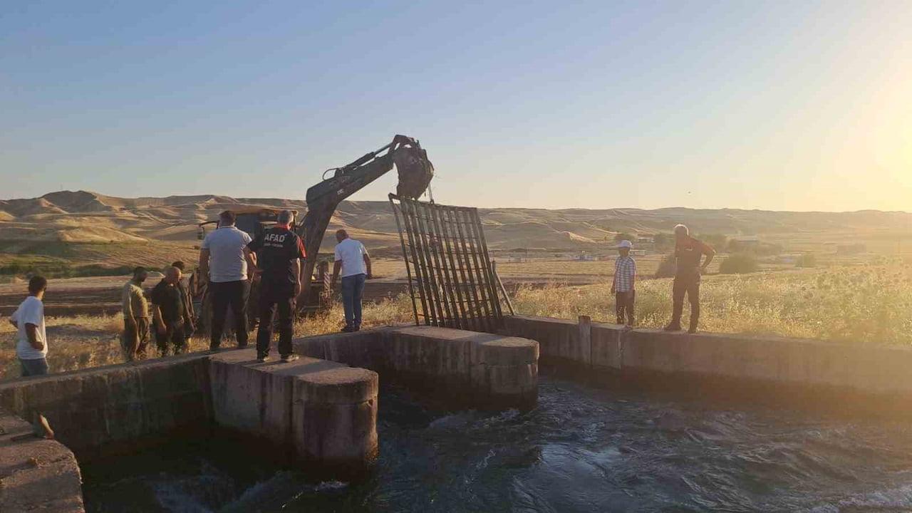 DİYARBAKIR'IN SİLVAN İLÇESİNDE SULAMA KANALINA GİRDİKTEN SONRA HABER ALINAMAYAN ÇOBANI BULMAK İÇİN...