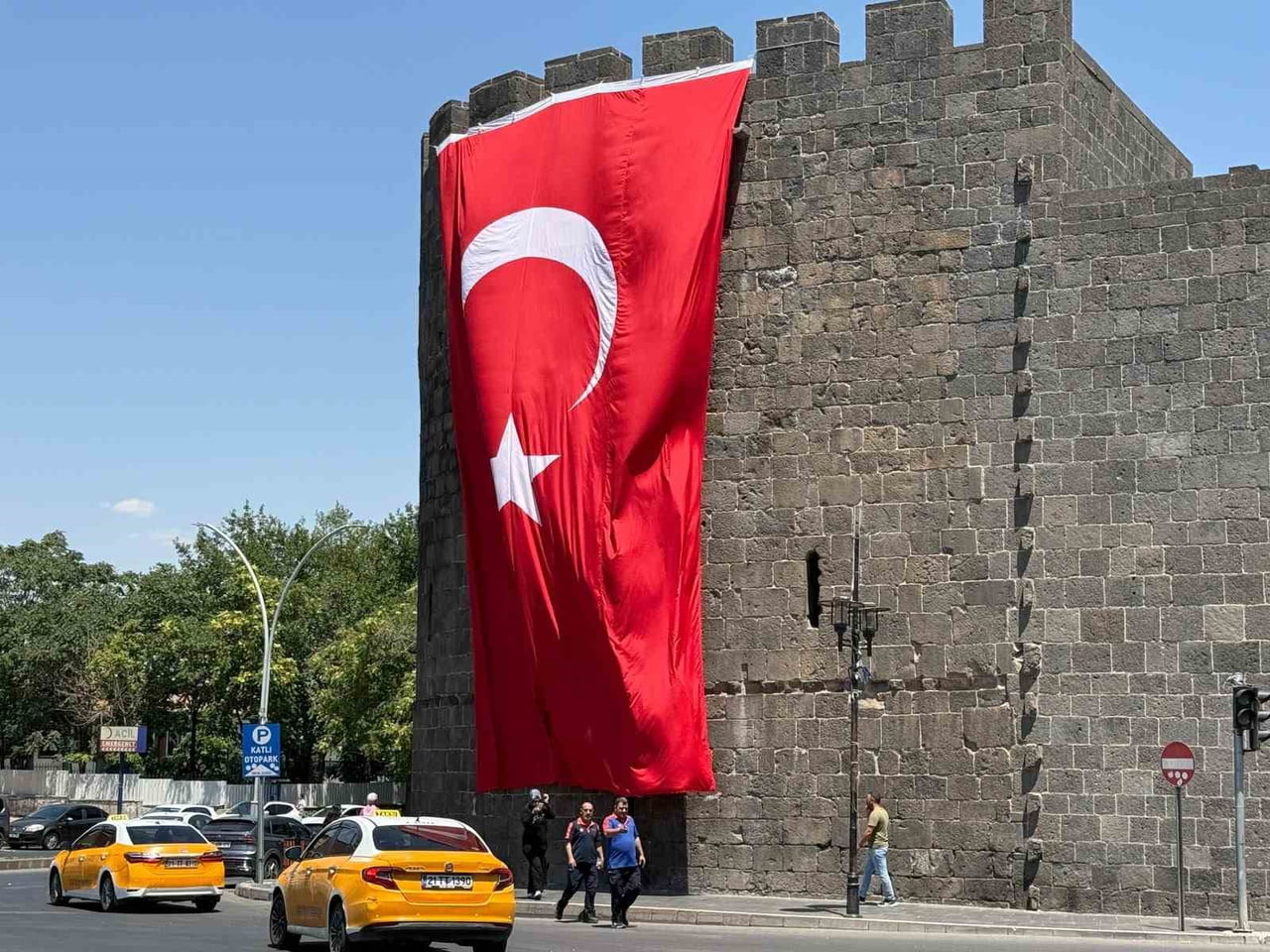 DİYARBAKIR'IN TARİHİ DOKUSUYLA BÜTÜNLEŞEN DEV TÜRK BAYRAĞI, GÖRENLERDEN TAM NOT ALDI.
