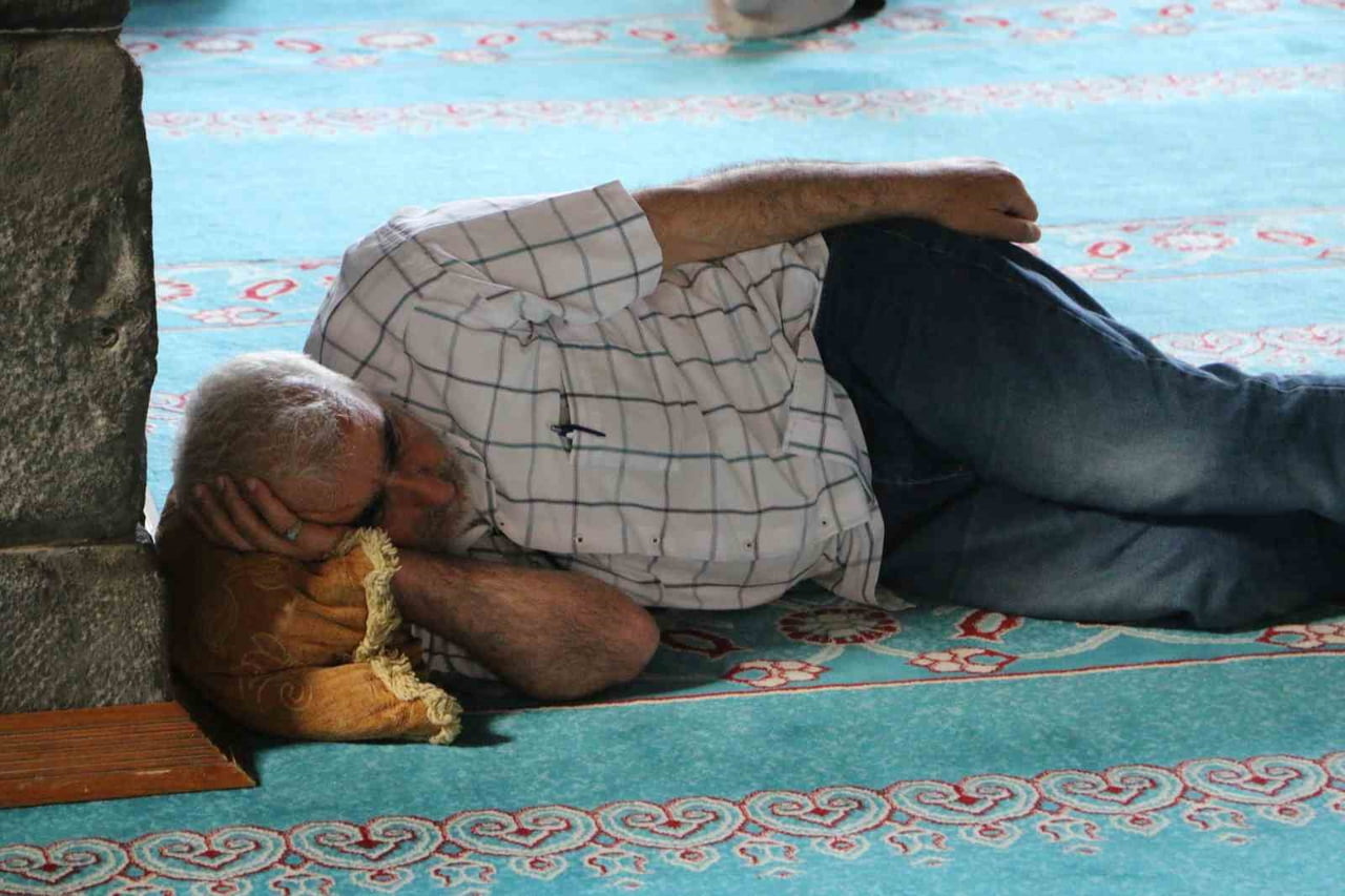 DİYARBAKIR’A GEZMEYE GELEN YERLİ TURİSTLER HAVALARIN 40 DERECEYİ AŞMASIYLA BİRLİKTE CAMİLERE...