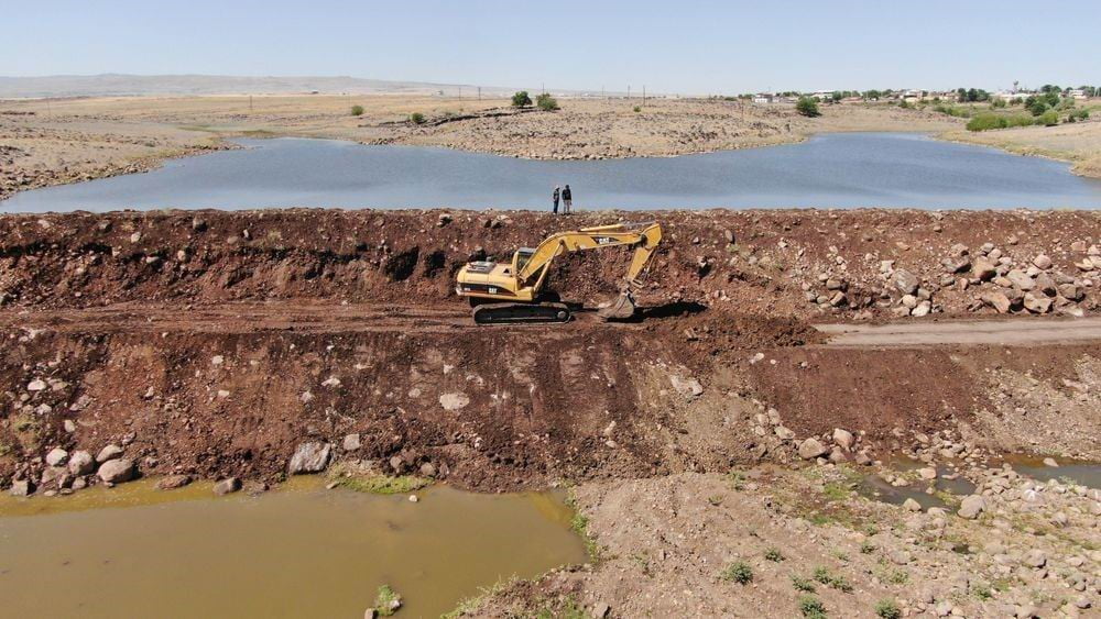 DİYARBAKIR BÜYÜKŞEHİR BELEDİYESİ, 2026 YATIRIM PROGRAMI KAPSAMINDA KIRSAL GÖLETLERDE BAŞLATTIĞI...