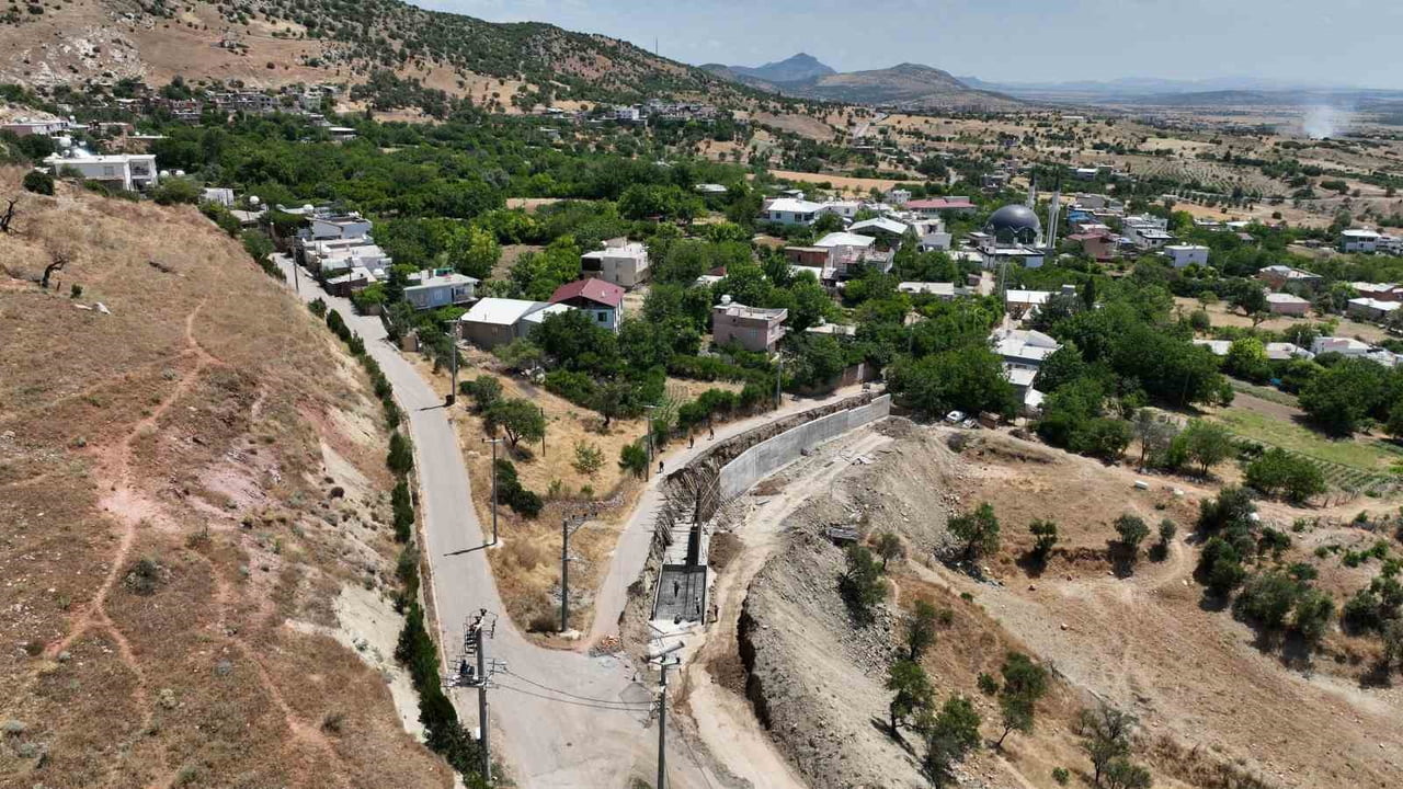 DİYARBAKIR BÜYÜKŞEHİR BELEDİYESİ, 2026 YILI ÇALIŞMA PROGRAMI KAPSAMINDA 17 İLÇEDE YOL YAPIM, BAKIM...
