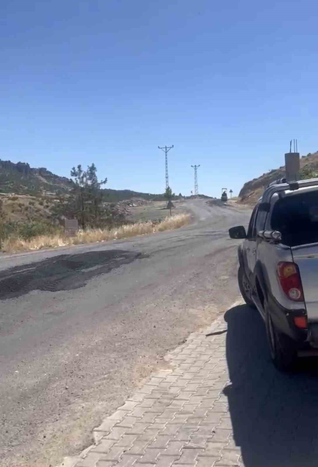 DİYARBAKIR BÜYÜKŞEHİR BELEDİYESİ, VATANDAŞLARIN ÇUKURLARA AĞAÇ DİKEREK TEPKİLERİNİ DİLE GETİRDİĞİ...