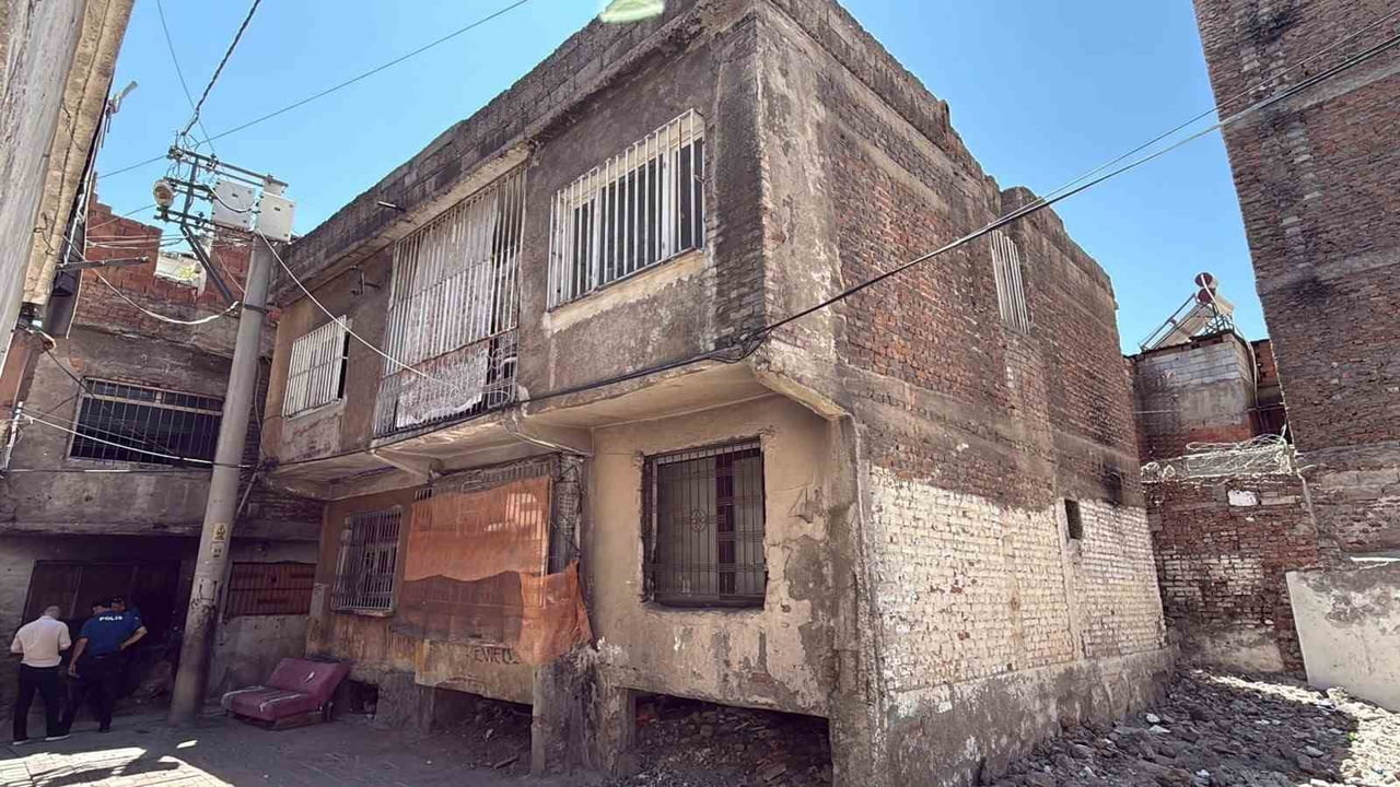 DİYARBAKIR’DA 2 KATLI MÜSTAKİL BİR EVİN İKİNCİ KATINDA OTURAN AİLEYE KİMLİĞİ BELİRSİZ 3 KİŞİ...