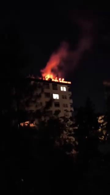 DİYARBAKIR’DA 8 KATLI BİR BİNANIN ÇATI KATINDA YANGIN ÇIKTI. APARTMANDAKİLER TEDBİR AMAÇLI TAHLİYE...