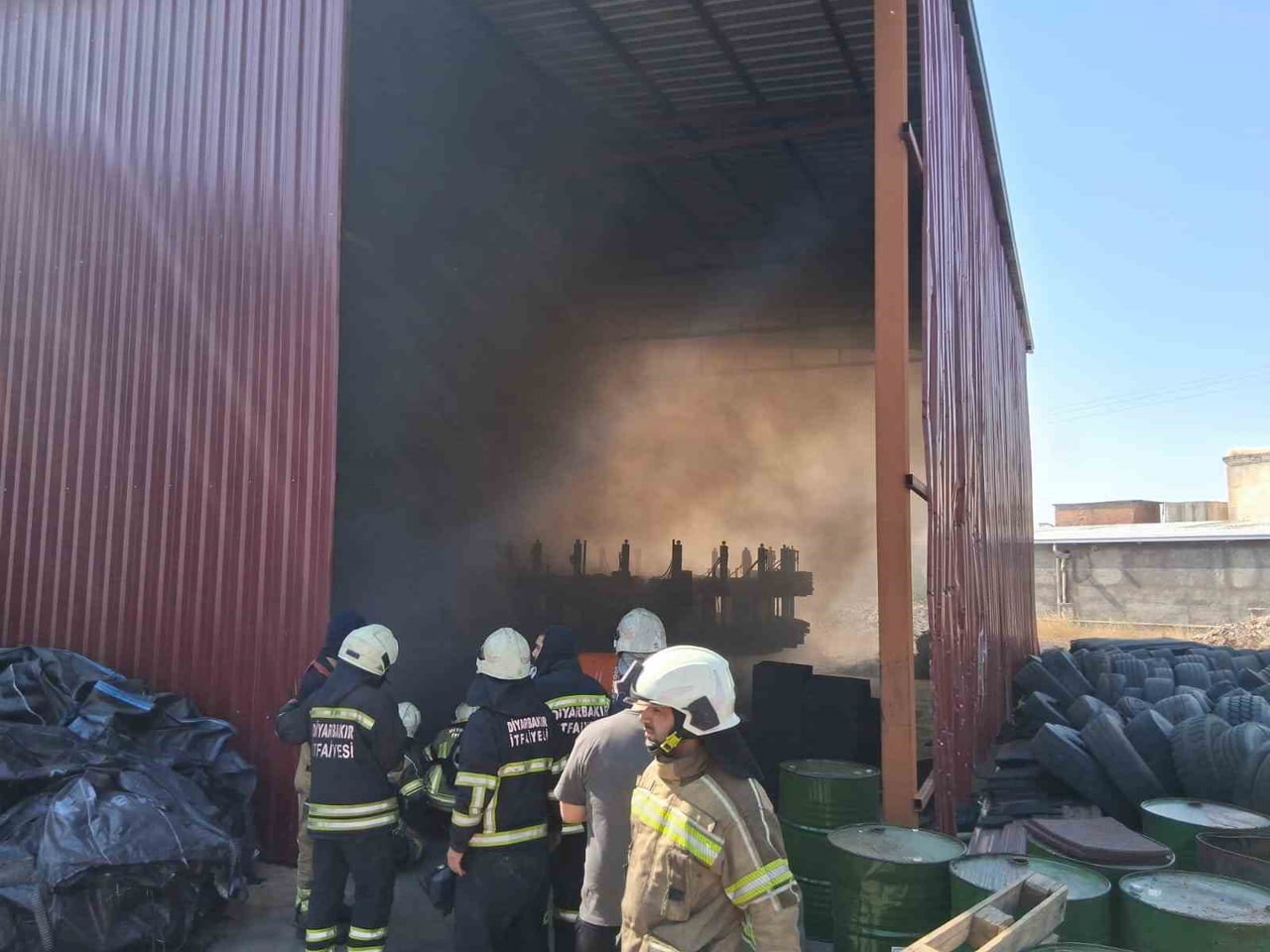 DİYARBAKIR’DA ARGE DÖNÜŞÜM FABRİKASINDA ÇIKAN YANGIN İTFAİYE EKİPLERİNİN YOĞUN UĞRAŞLARI SONUCU...