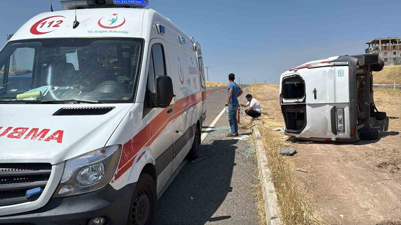 DİYARBAKIR’DA ENGELLİLERİ TAŞIYAN MİNİBÜS İLE OTOMOBİLİN ÇARPIŞMASI SONUCU MEYDANA GELEN TRAFİK...