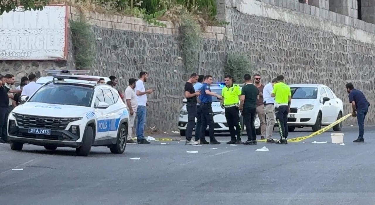 DİYARBAKIR’DA ESNAF İLE MÜŞTERİ ARASINDA ÇIKAN TARTIŞMA SİLAHLI KAVGAYA DÖNÜŞTÜ. ARACINA BİNEREK...