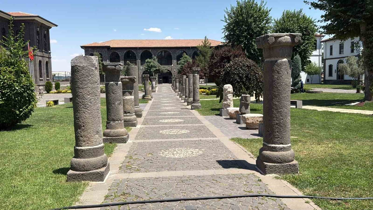 DİYARBAKIR’DA HAVA SICAKLIĞININ 40 DERECENİN ÜZERİNE ÇIKMASIYLA CADDE VE SOKAKLAR SESSİZLİĞE...