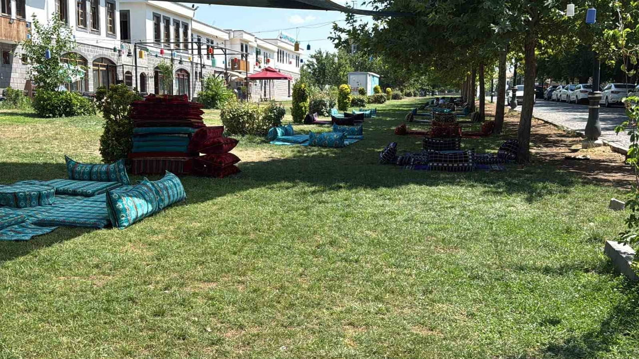 DİYARBAKIR’DA HAVA SICAKLIĞININ 40 DERECENİN ÜZERİNE ÇIKMASIYLA CADDE VE SOKAKLAR SESSİZLİĞE...