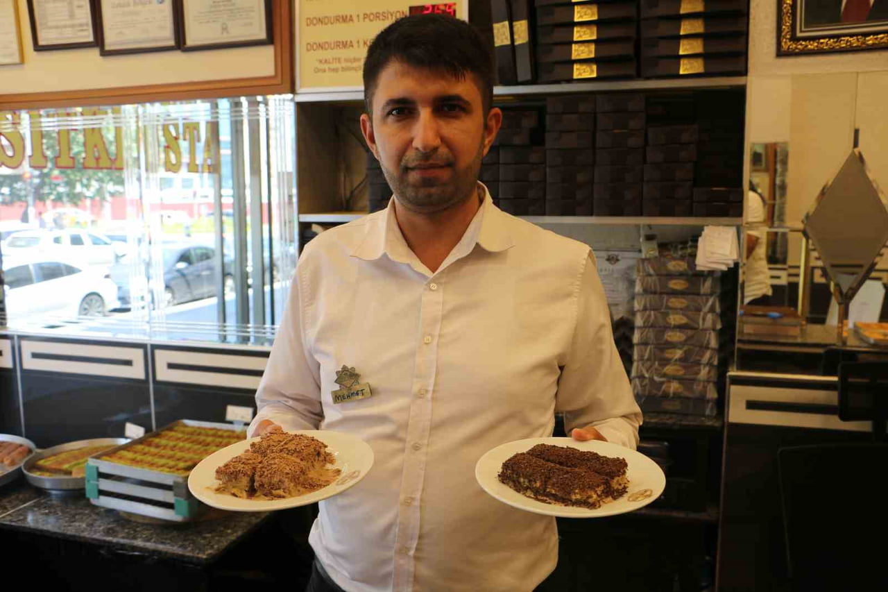 DİYARBAKIR’DA HAVA SICAKLIKLARININ 40 DERECEYİ AŞMASIYLA BİRLİKTE TATLI SATIŞLARI DURMA NOKTASINA...