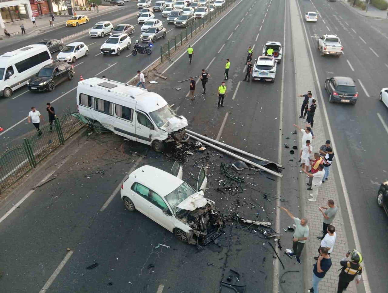 DİYARBAKIR’DA OTOMOBİL İLE ÇARPIŞAN MİNİBÜS, BARİYERLERİ AŞIP KARŞI ŞERİDE GEÇTİKTEN SONRA BAŞKA...