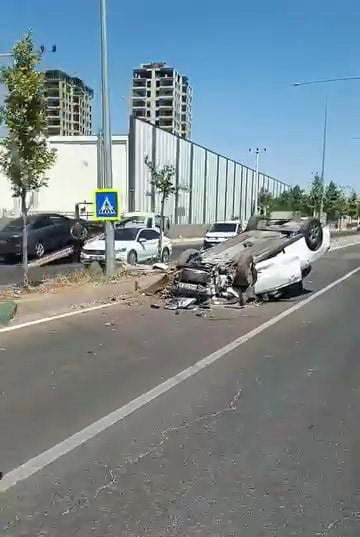 DİYARBAKIR’DA REFÜJE ÇIKAN OTOMOBİL TAKLA ATTI