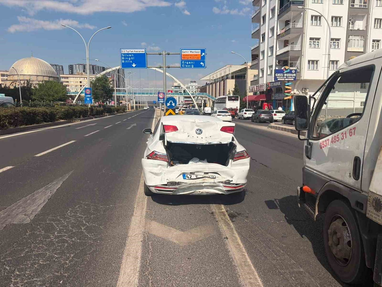 DİYARBAKIR’DA SEYİR HAKİNDEKİ ARAÇ, ÖNCEKİ OTOMOBİLE ARKADAN ÇARPTI. KAZADA ARACI KULLANAN 7 AYLIK...