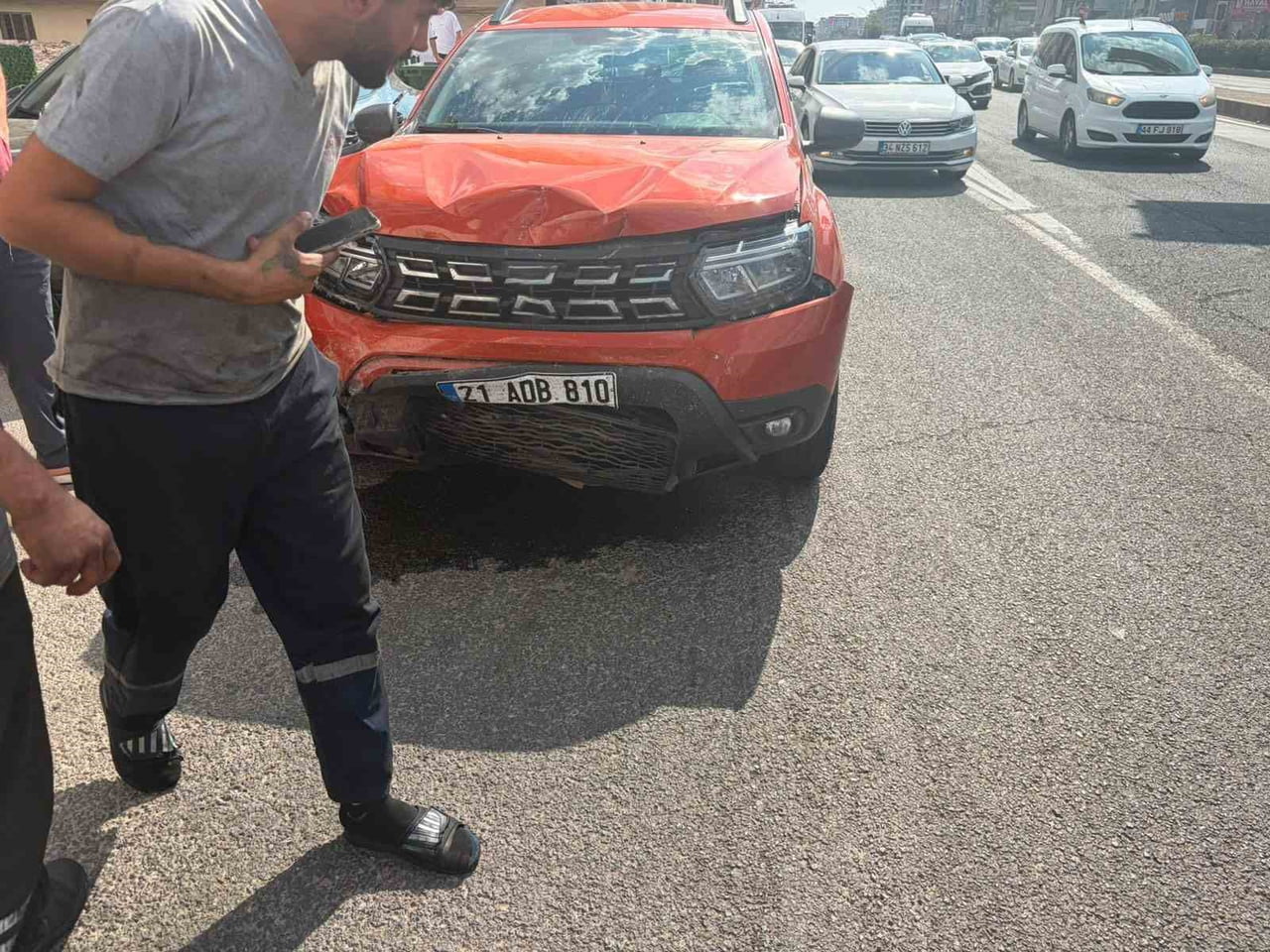 DİYARBAKIR’DA SEYİR HAKİNDEKİ ARAÇ, ÖNCEKİ OTOMOBİLE ARKADAN ÇARPTI. KAZADA ARACI KULLANAN 7 AYLIK...