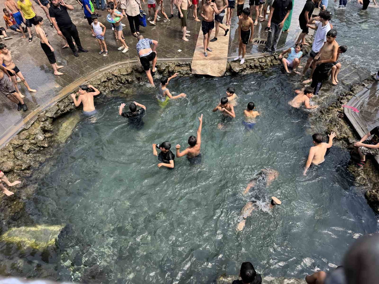 DİYARBAKIR’DA SICAK HAVALARI GÖREN ÇOCUKLAR, TARİHİ ANZELE SUYUNA ATLAYIP SERİNLEMENİN KEYFİNİ...