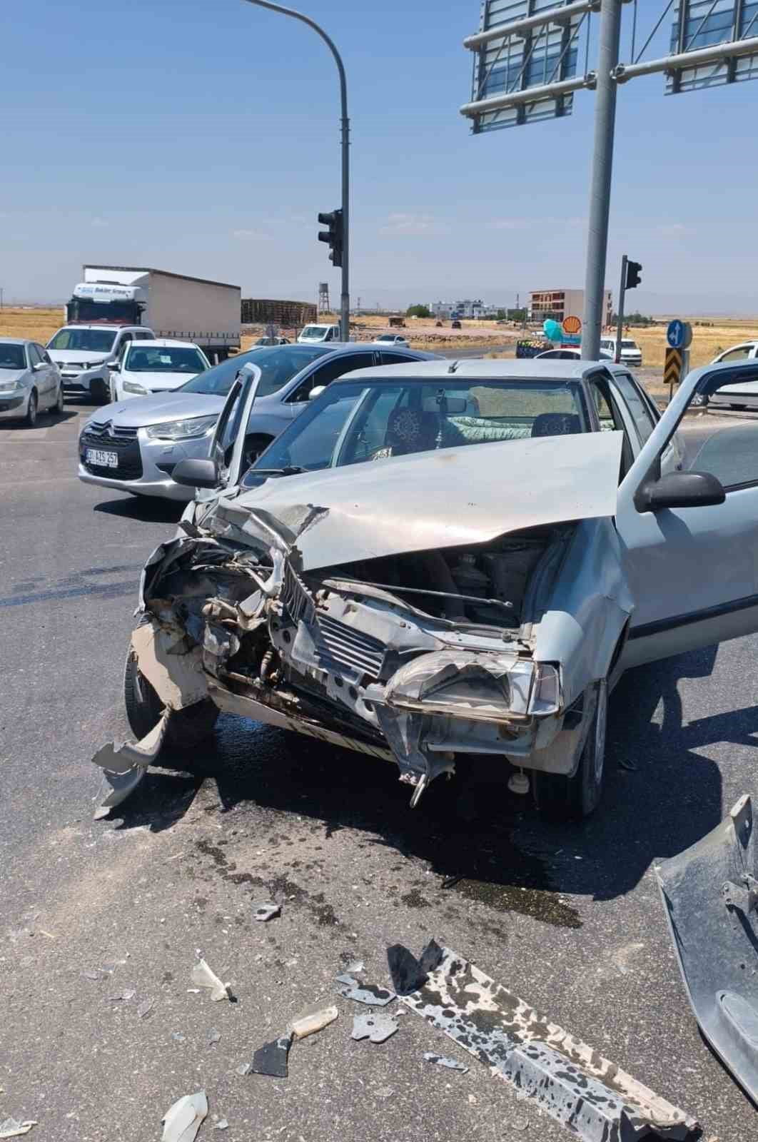 DİYARBAKIR’IN ÇINAR İLÇESİNDE, OTOMOBİL İLE KAMYONETİN ÇARPIŞMASI SONUCU MEYDANA GELEN TRAFİK...