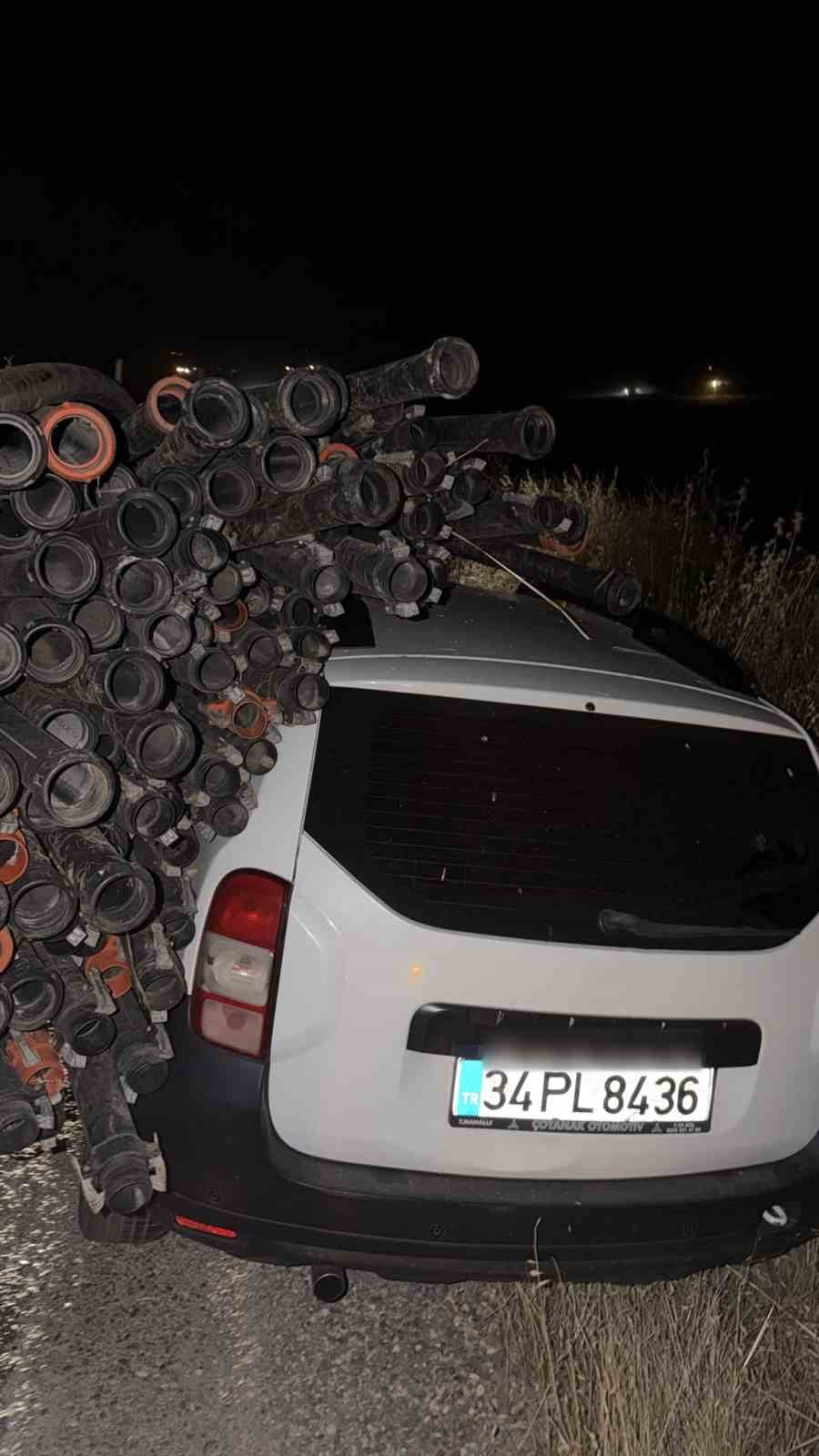 DİYARBAKIR’IN ÇINAR İLÇESİNDE SEYİR HALİNDEKİ OTOMOBİL, YOL KENARINDA DURAN TRAKTÖRE ÇARPTI....