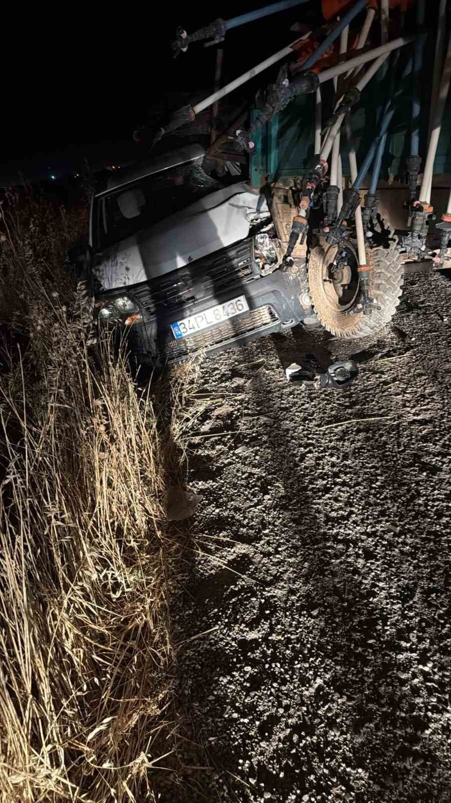 DİYARBAKIR’IN ÇINAR İLÇESİNDE SEYİR HALİNDEKİ OTOMOBİL, YOL KENARINDA DURAN TRAKTÖRE ÇARPTI....