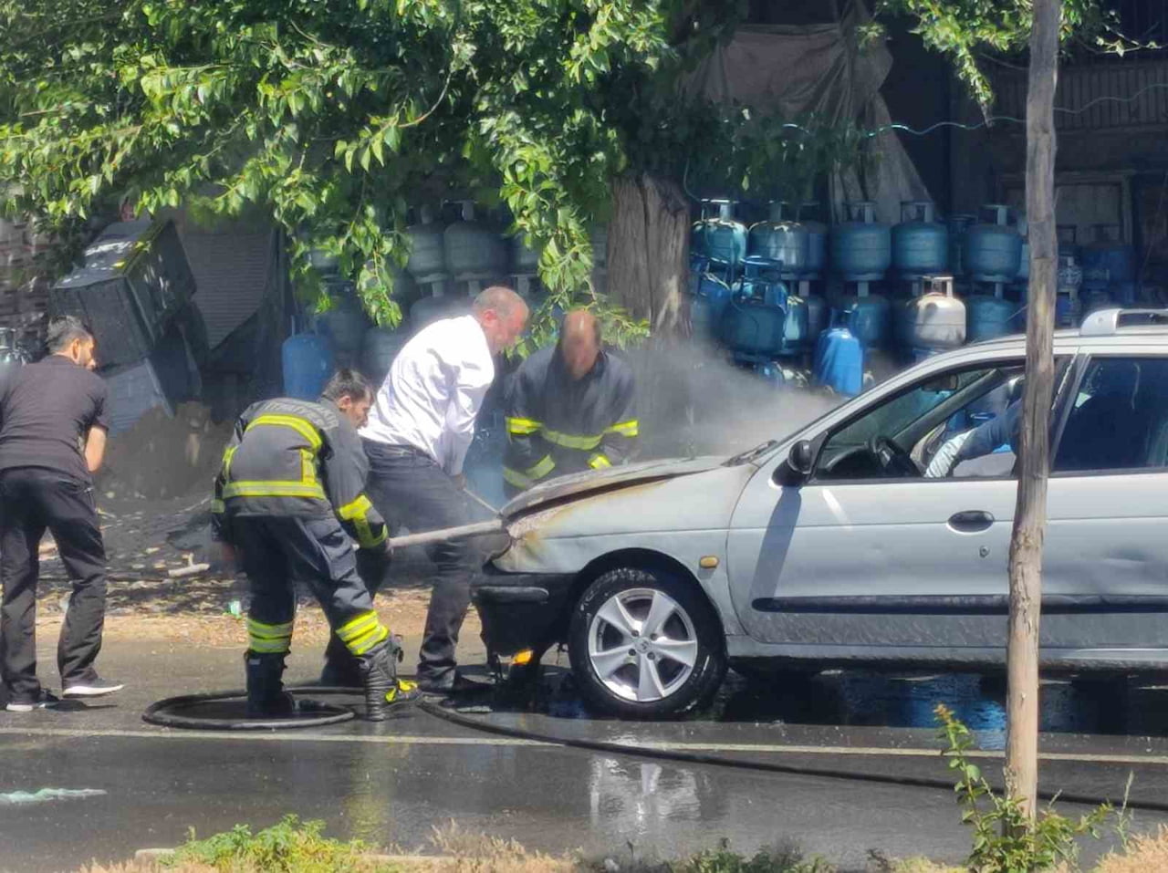DİYARBAKIR’IN DİCLE İLÇESİNDE SEYİR HALİNDEKİ OTOMOBİL BOMBA GİBİ PATLADI. OLAYDA ÖLEN YA DA...