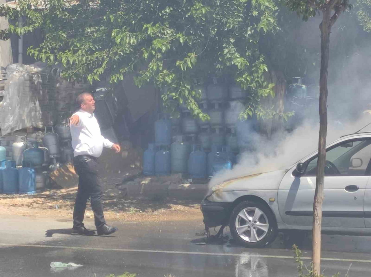 DİYARBAKIR’IN DİCLE İLÇESİNDE SEYİR HALİNDEKİ OTOMOBİL BOMBA GİBİ PATLADI. OLAYDA ÖLEN YA DA...